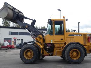 Volvo L 70D-4X4/284 kauhakuormaaja + lisälaitteet